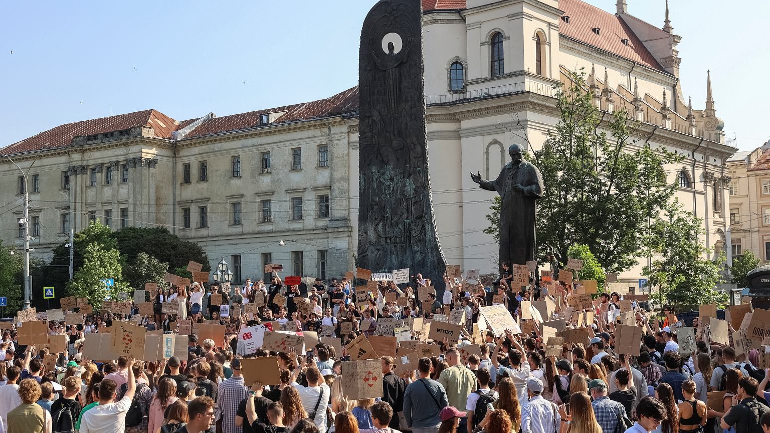 Ukraińcy w szoku, Rosjanie klaszczą. Minister odwołany przez Zełenskiego nie odpuszcza generałom