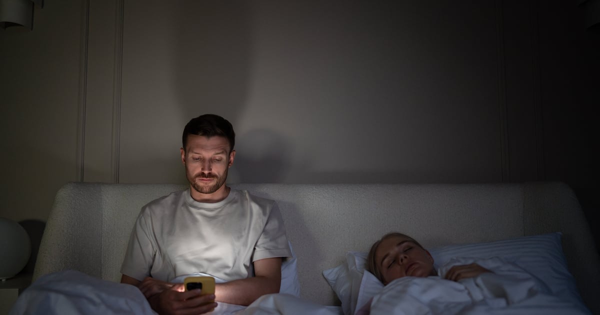 Przeglądasz telefon przed snem? Konsekwencje mogą być znacznie gorsze, niż myślisz